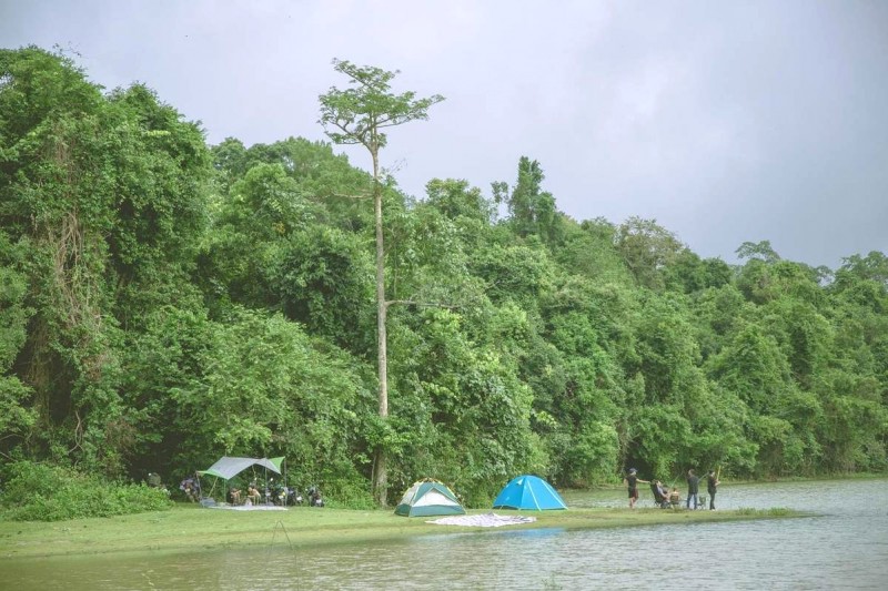 Trảng cỏ Bù Lạch - điểm hẹn lý tưởng cho cắm trại, câu cá, vui chơi cùng bạn bè và người thân. (Ảnh: Huỳnh Ngân)