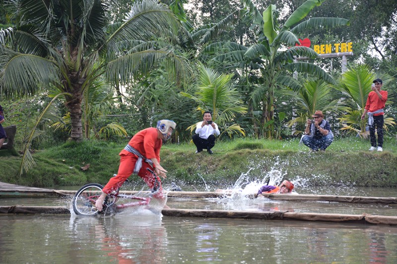 Cuộc phiêu lưu đạp xe qua cầu.