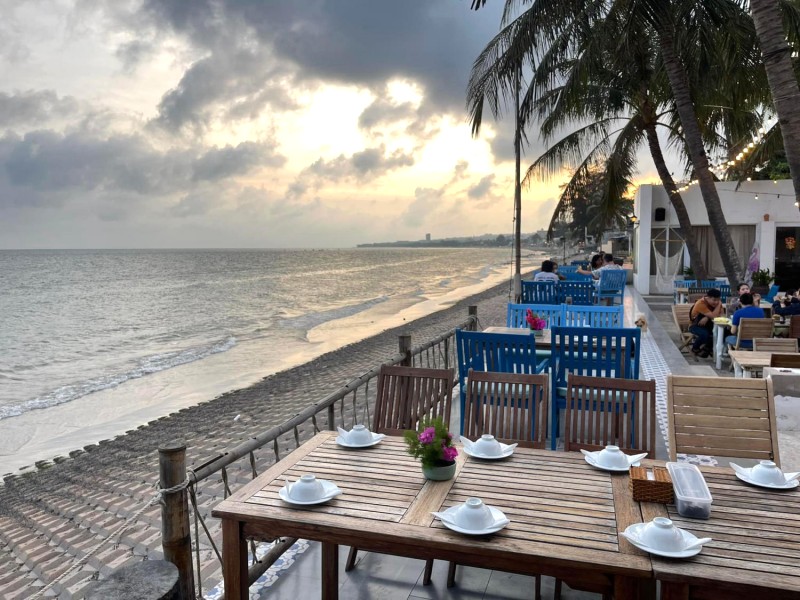 Nắng Seafood Restaurant - Seaside: Phong cách châu Âu lãng mạn, view biển đẹp, lý tưởng cho hẹn hò.