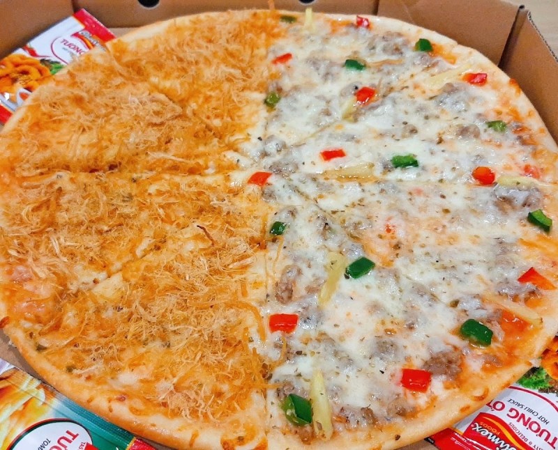 Pizza size lớn nhân chà bông & bò bằm.