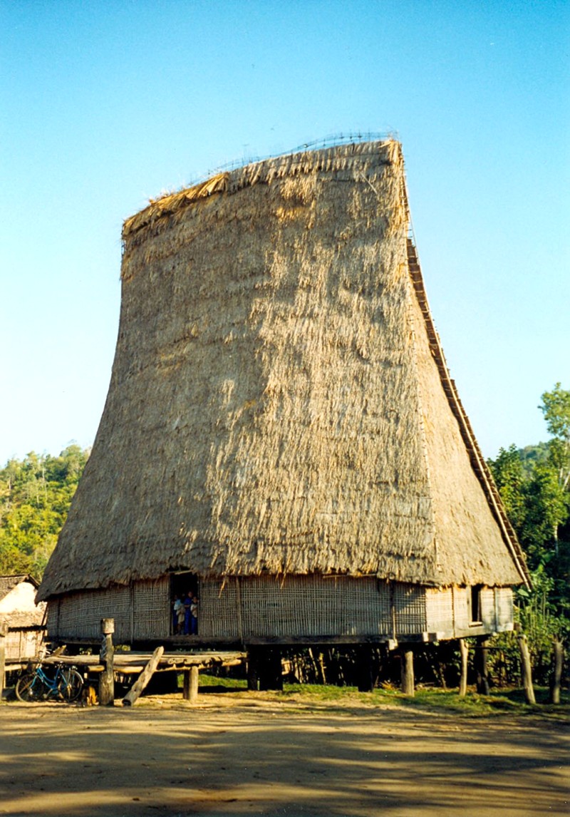 Khám phá văn hóa độc đáo nhà rông Tây Nguyên.