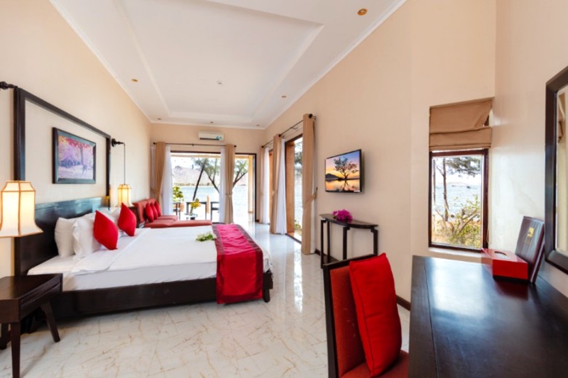 Phòng Ocean Suite: Hiên & bàn ăn ngoài trời, lý tưởng cho gia đình.