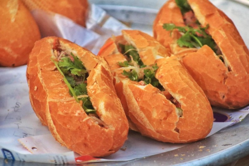 Hàng bánh mì thịt thơm ngon, ấm áp tình người, níu chân thực khách.