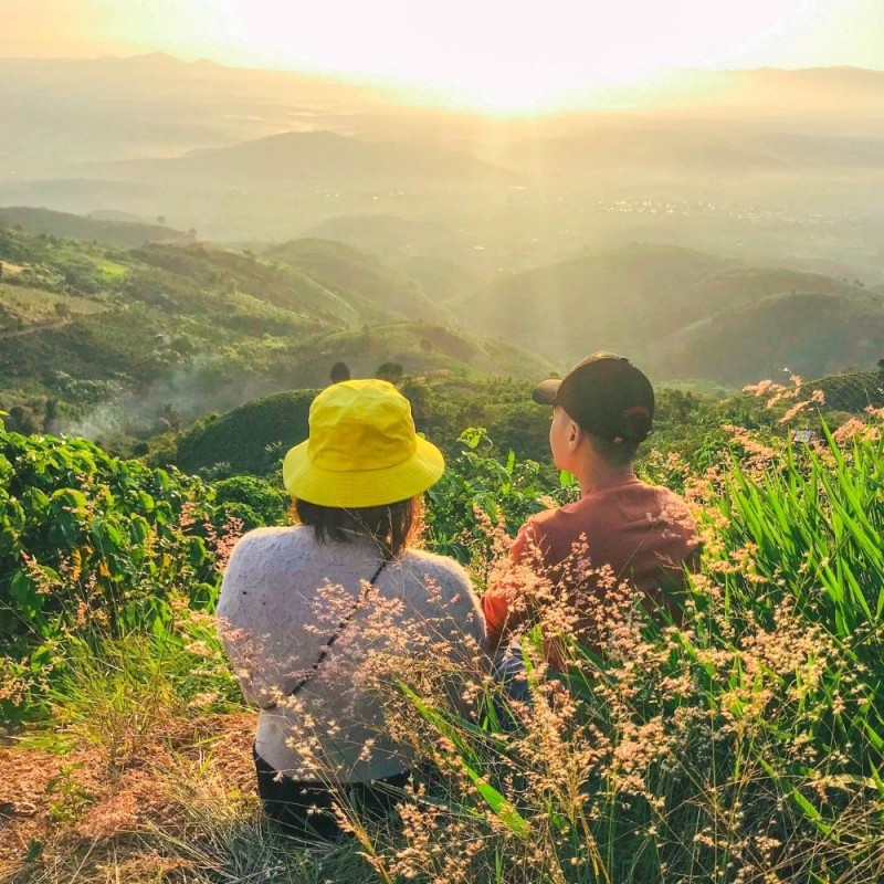 Núi Đại Bình lưng tựa Thành phố Bảo Lộc, chân nép mình vào thung lũng yên bình với những ngôi nhà nhỏ, đơn sơ.