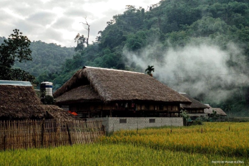 Khói bếp chiều tà nhuộm Làng quê Hà Giang, mơ hồ, huyền ảo.