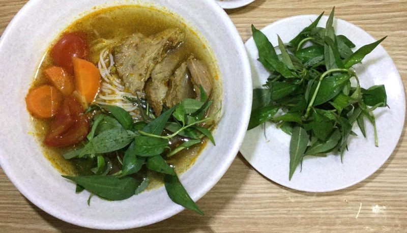 Bún bò Phan Thiết thơm nồng rau răm.