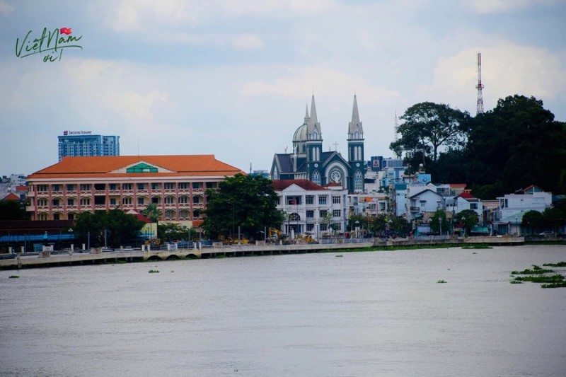 Nằm bên kia sông, Nhà thờ Chánh tòa Phú Cường toát lên vẻ uy nghiêm trầm lắng, nổi bật giữa vùng đất thanh bình.