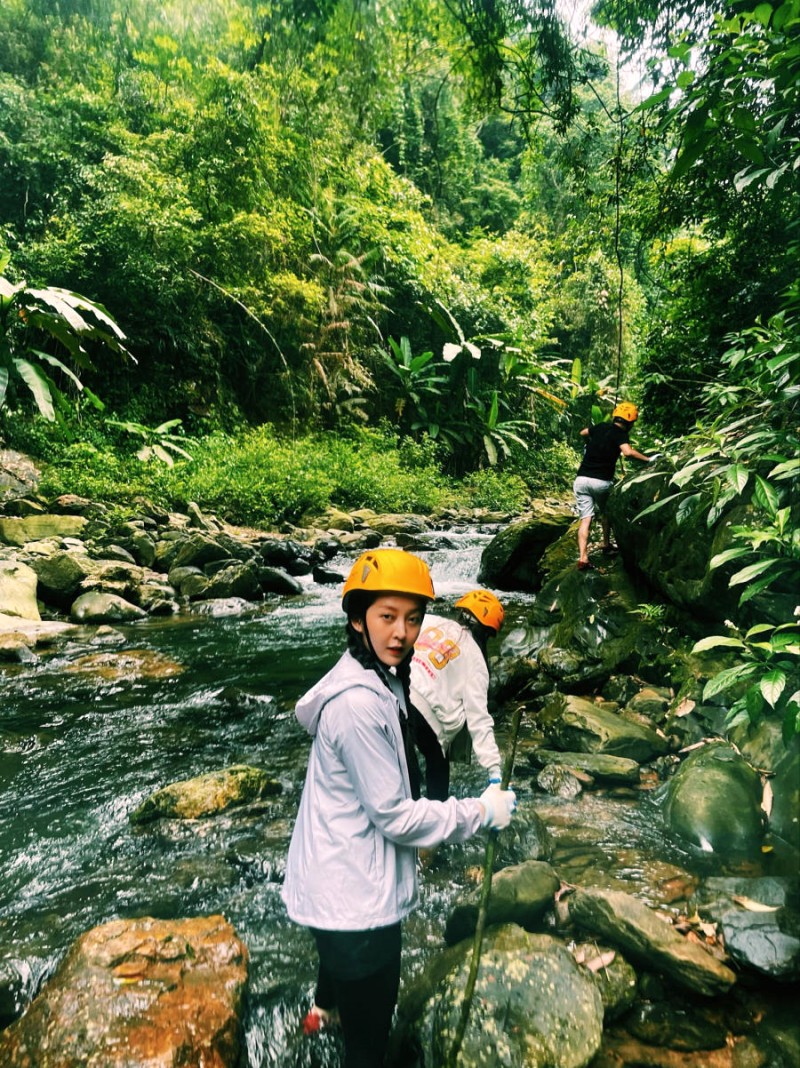 Trekking Quảng Bình: Gian lao, thử thách, nhiều đoạn trơn trượt, dễ té ngã.