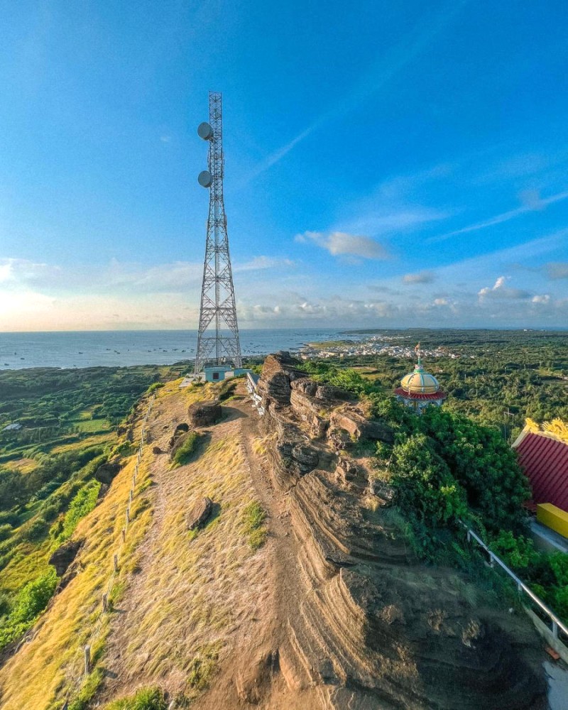 Núi Cao Cát hùng vĩ, độc đáo từ trên cao khiến nhiều người choáng ngợp.