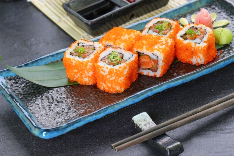 Sushi trứng cá hồi cuộn đầy nhân, ăn không ngán.