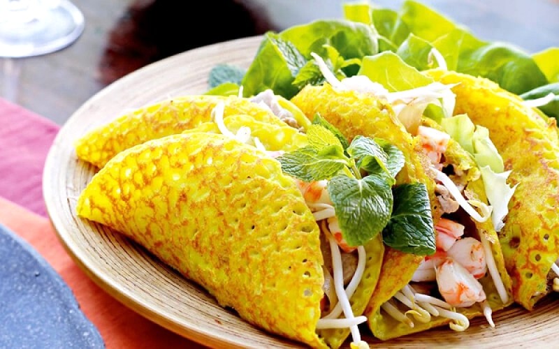 Bánh xèo Phan Thiết: Vàng ươm, hải sản đầy ú ụ.