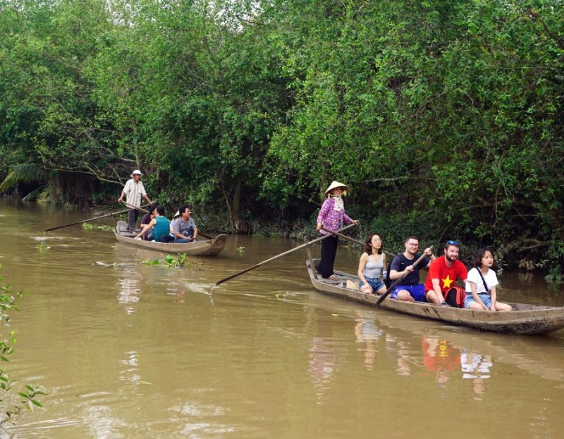 Khám phá sông nước, câu cá, hái trái cây.