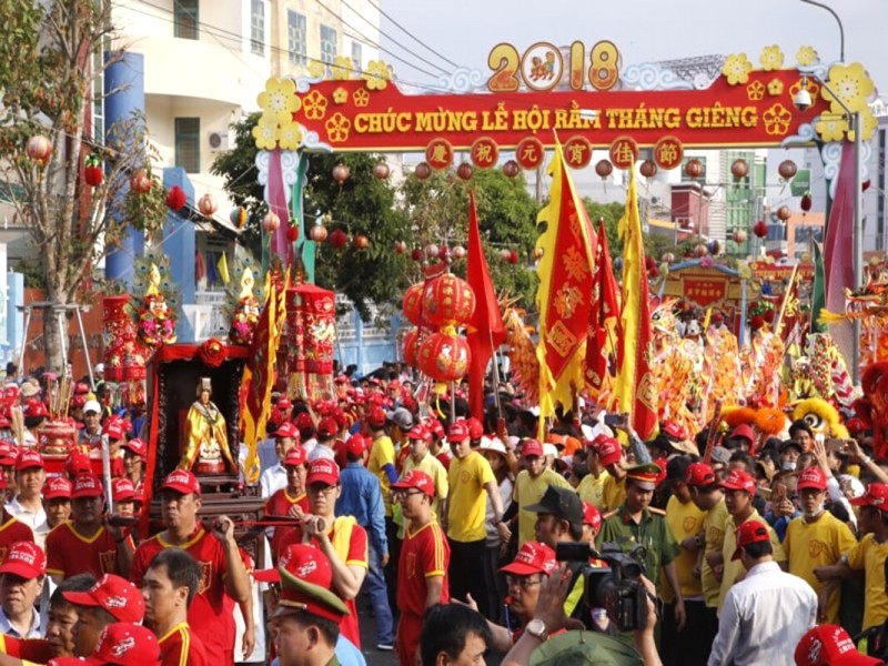 Rằm tháng Giêng, lễ rước kiệu truyền thống quanh Thủ Dầu Một rộn ràng cùng đội múa lân.