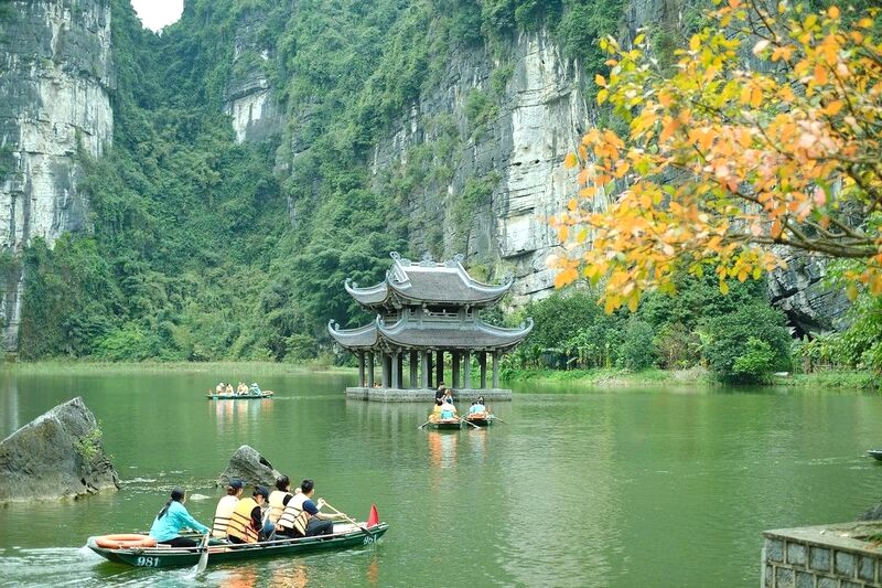 Thu về, Tràng An nhuộm sắc đỏ rực, tạo nên khung cảnh nên thơ như bức tranh thủy mặc giữa lòng Ninh Bình.