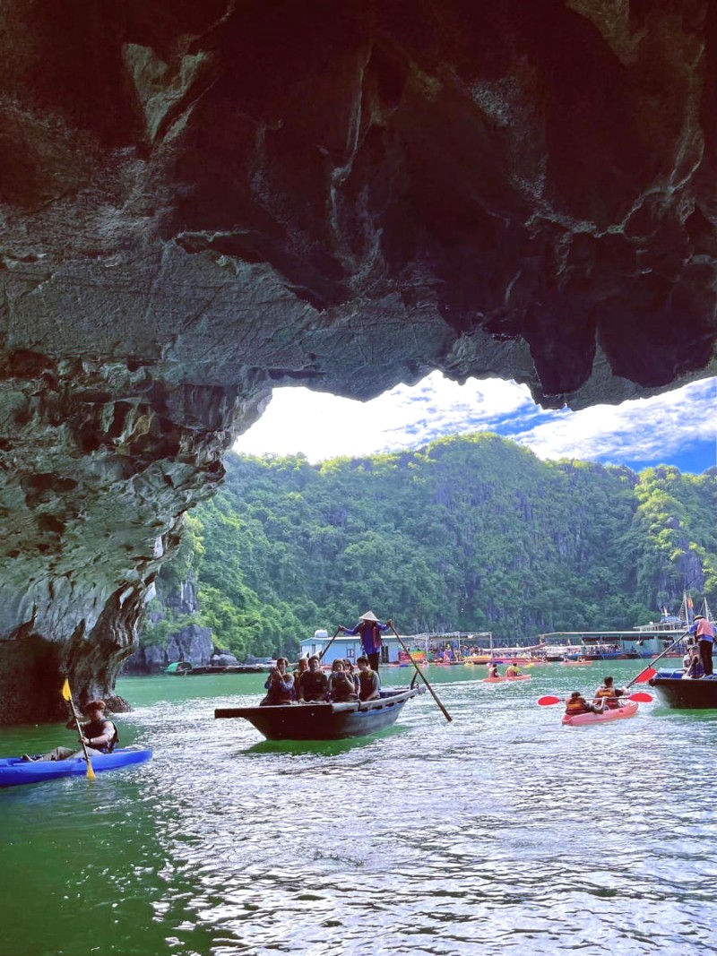 Hà An khám phá hang động Vịnh Hạ Long.