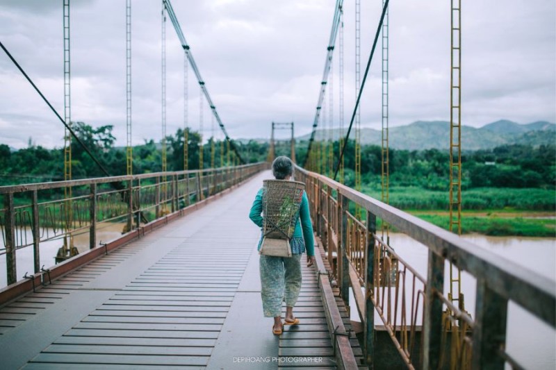 Lăng kính nghệ thuật tô điểm vẻ đẹp bình dị ngây ngất.