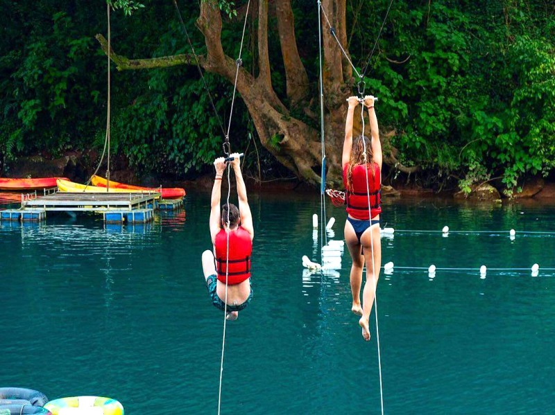 Khai trương tháng 4/2019, hệ thống zipline tại Sông Chày Hang Cối thu hút đông đảo du khách, đặc biệt là khách nước ngoài.