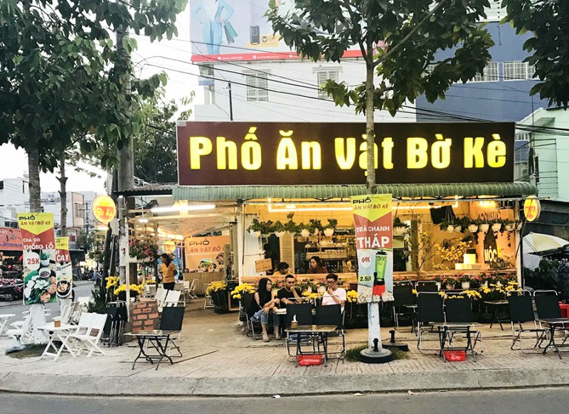 Phố ăn vặt bờ kè thu hút học sinh, sinh viên bởi giá rẻ, đồ ngon.