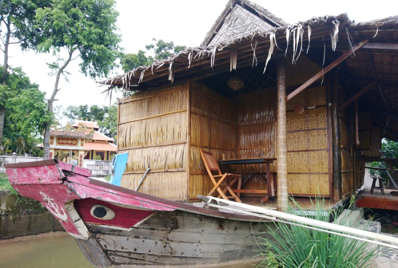 Phòng gỗ trên ghe cổ miền Tây.