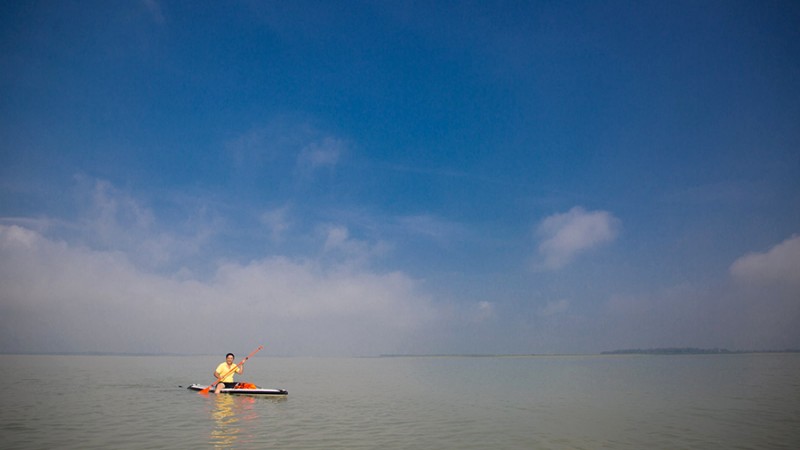 Lướt SUP giữa hồ mênh mông.