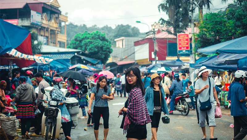 Chợ phiên Bắc Hà nhộn nhịp, đông vui.