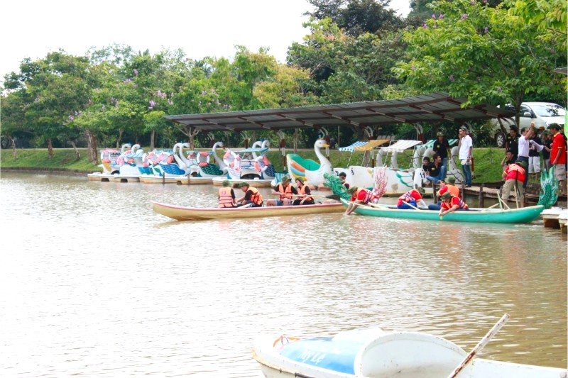 Hồ nước là địa điểm lý tưởng cho hoạt động đạp vịt và đua thuyền team building.