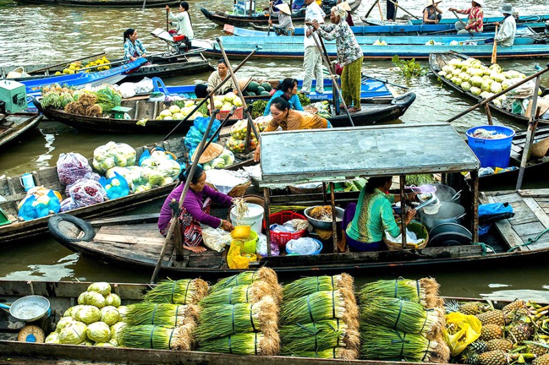 Hàng quán trên thuyền, đầy đủ tiện nghi.