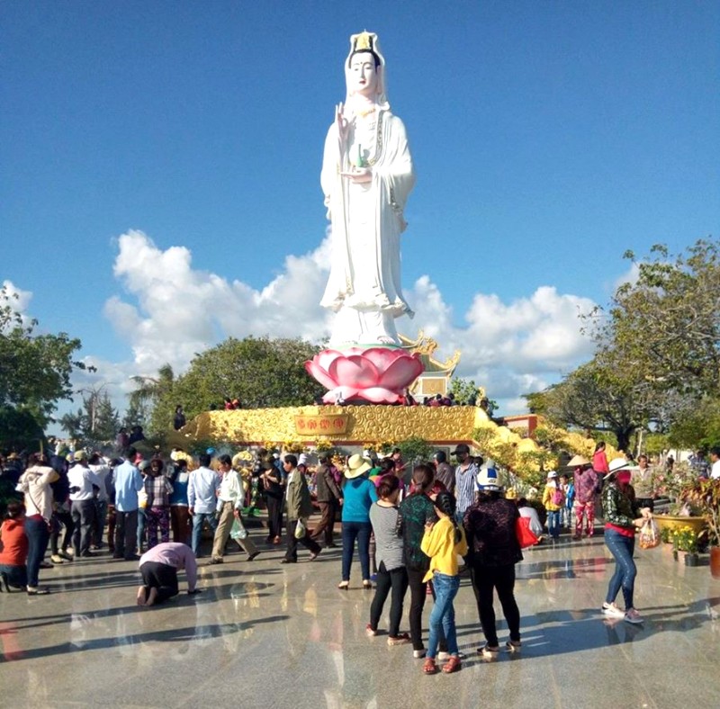 Khu du lịch Khai Long, thuộc Khu du lịch Mũi Cà Mau, là điểm đến kết hợp vui chơi, nghỉ dưỡng và tâm linh.