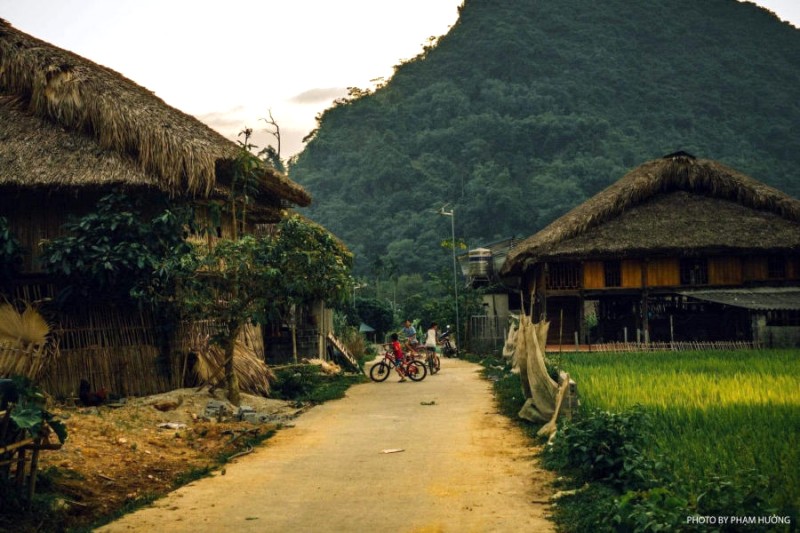 Trẻ thơ tinh nghịch nô đùa trên đường làng.