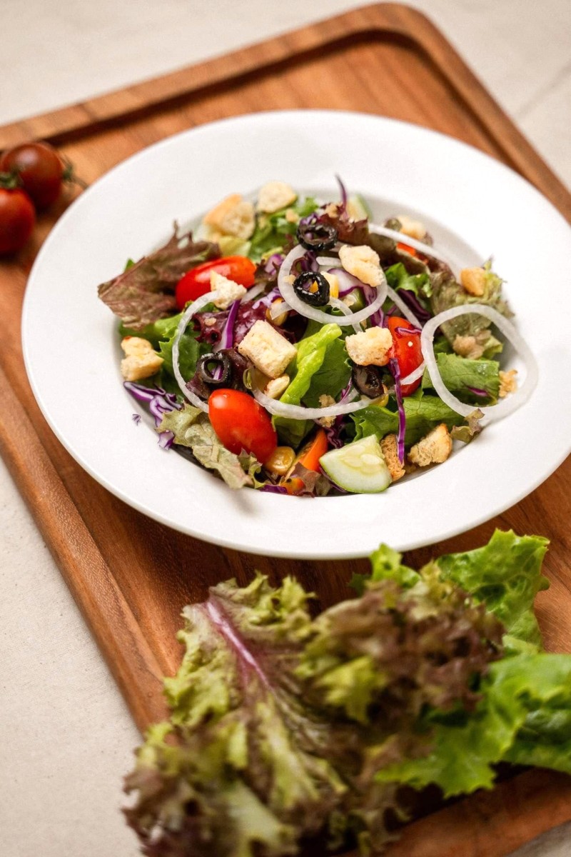 Salad tươi ngon, đầy màu sắc.