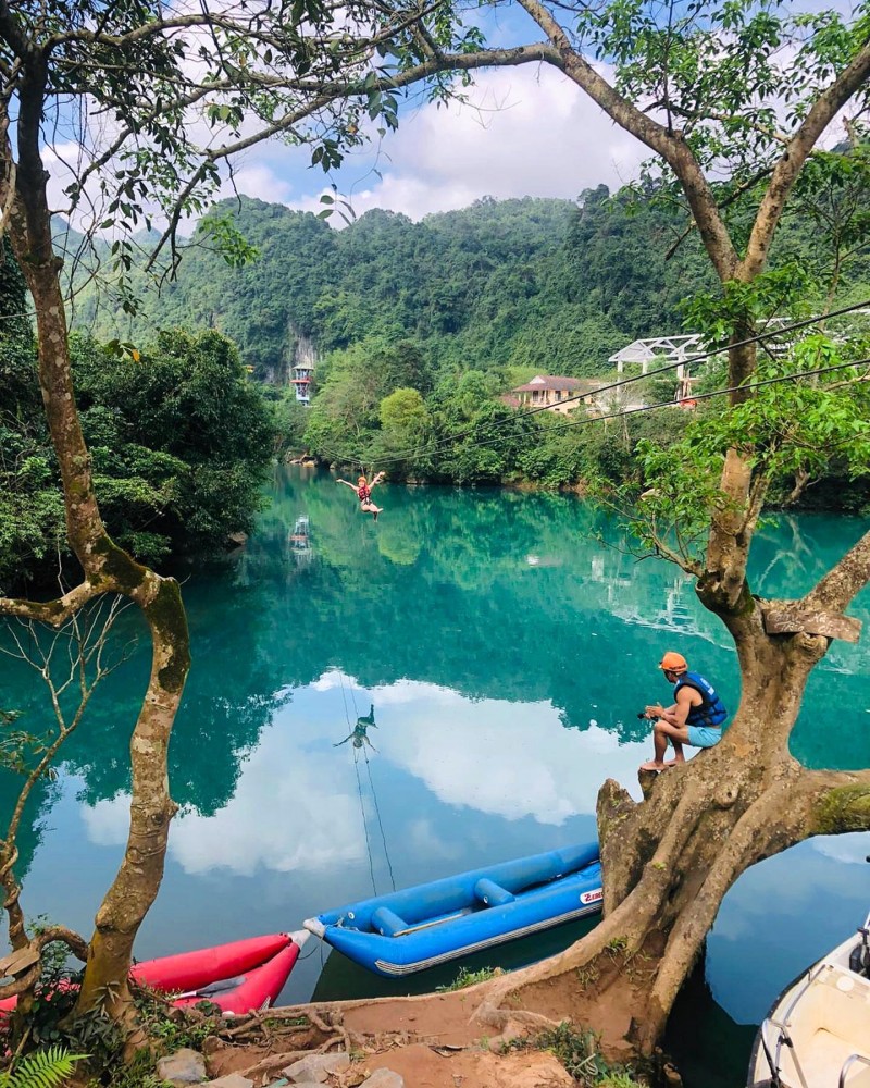 Sông Chày Hang Tối Quảng Bình hấp dẫn du khách với trải nghiệm đu dây zipline và chèo thuyền kayak.