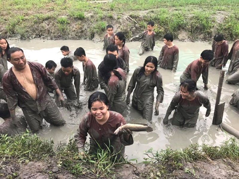 Lội mương bắt cá tại Vườn trái cây Sáu Tấn, trải nghiệm thú vị cho bạn trẻ, lấm lem bùn đất nhưng vui hết nấc!