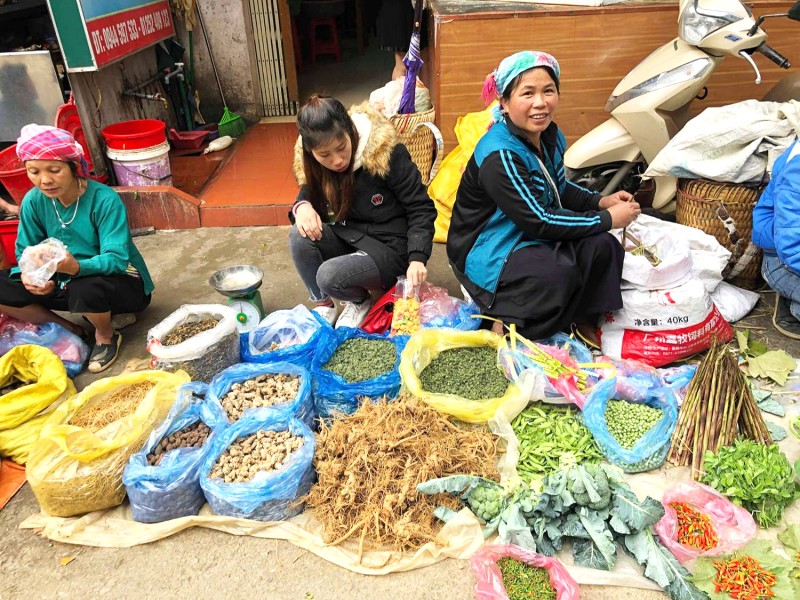 Hàng hóa thiết yếu chợ phiên.