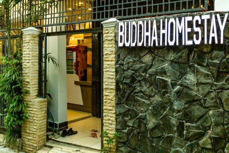 Buddha Homestay: Nằm trên đường Huỳnh Cương sầm uất, gần trung tâm.