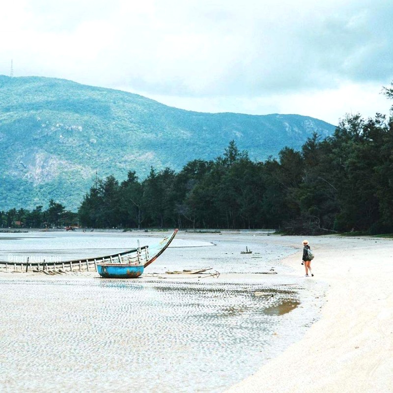 Lò Vôi nổi tiếng với bãi cát trắng tinh.