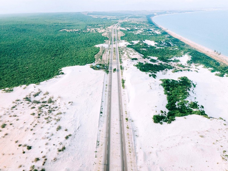 Cung đường Bàu Trắng đẹp ấn tượng, xẻ dọc Sahara.