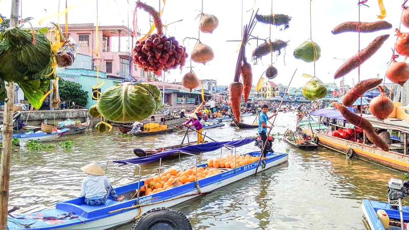 Người dân trưng bày rau củ, trái cây để chào hàng.