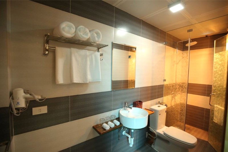 Nhà vệ sinh sang trọng tại Cozynibi Hotel, đầy đủ tiện nghi cho chuyến đi của bạn.