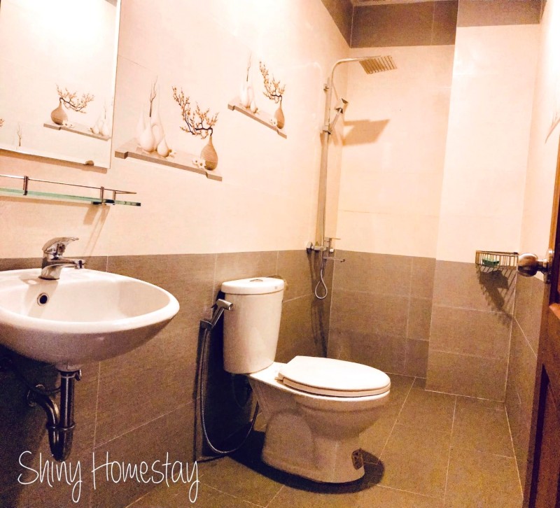 Shiny Homestay Đà Nẵng: Phòng vệ sinh sạch sẽ, vòi sen riêng.