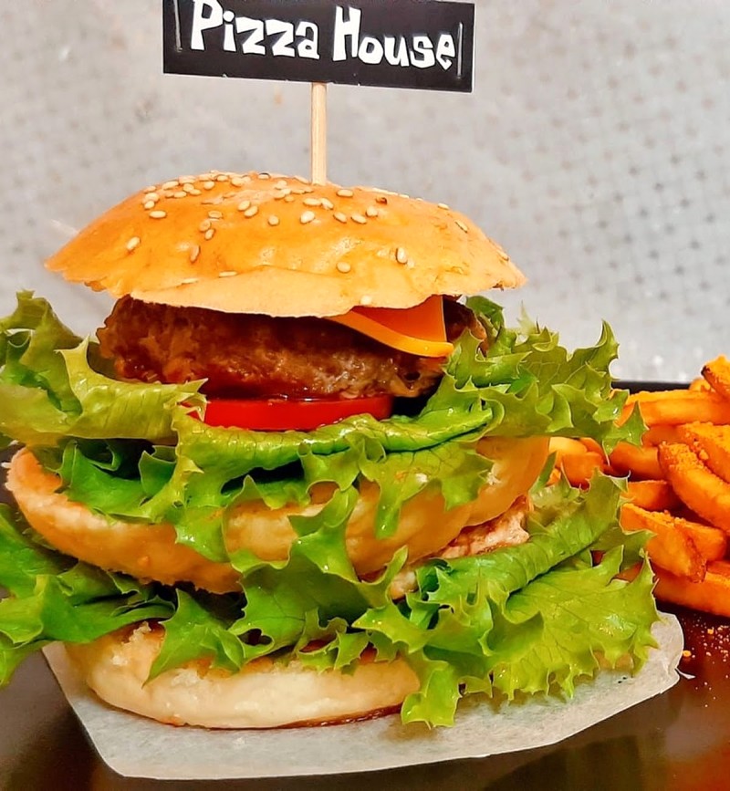 Burger tại The Pizza House sử dụng 100% thịt bò nguyên chất, không pha lẫn thịt heo.