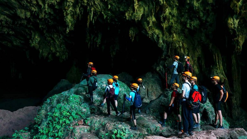 Du khách đi tour với hướng dẫn viên.