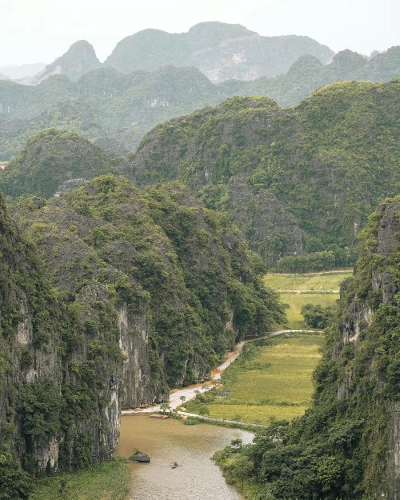 Ninh Bình hùng vĩ, thơ mộng từ trên cao.