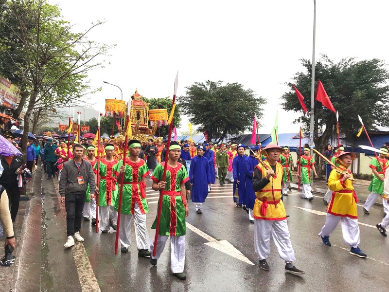 Hội đền Cửa Ông thu hút đông đảo người dân.