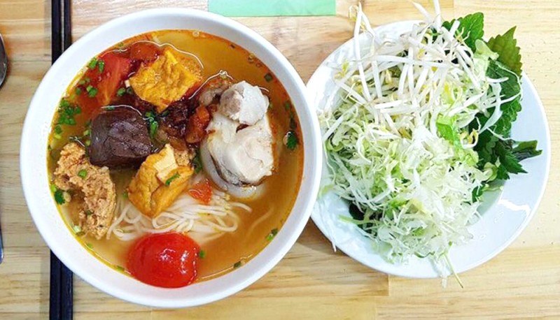 Bún riêu thơm ngon, đầy topping, ăn kèm rau sống - tuyệt hảo!