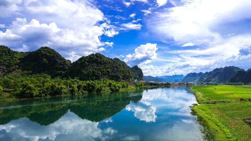 Mây trắng lững lờ, soi bóng xuống dòng sông Sôn xanh biếc, lung linh huyền ảo.