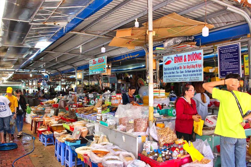 Kết thúc hành trình khám phá Côn Đảo, ghé chợ địa phương để mua sắm và lưu giữ kỷ niệm.