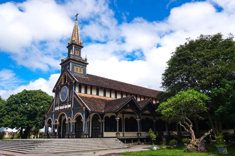 Nhà thờ Kon Tum: Gothic độc đáo, đậm nét bản địa.