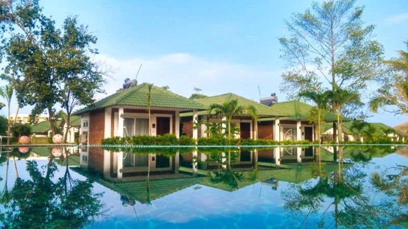 Famiana Green Villa: Xanh mát cây cối, biển cả.