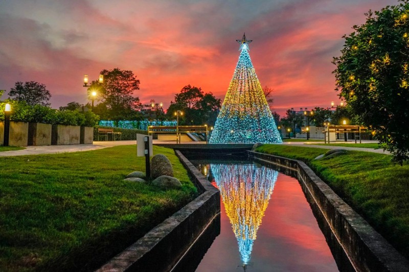 Buổi chiều dạo quanh Midori Park đẹp lung linh. Ánh đèn đường tô điểm thêm sắc màu cho các tiểu cảnh trang trí đèn led, tạo nên khung cảnh rực rỡ.