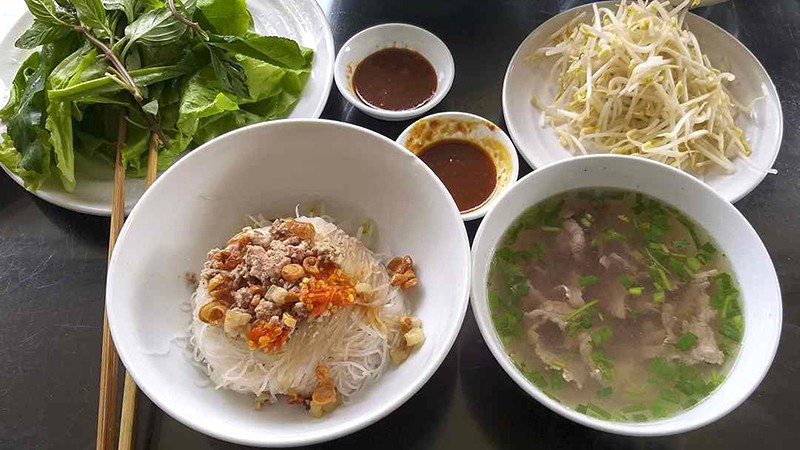 Phở khô Gia Lai na ná hủ tiếu khô miền Nam.